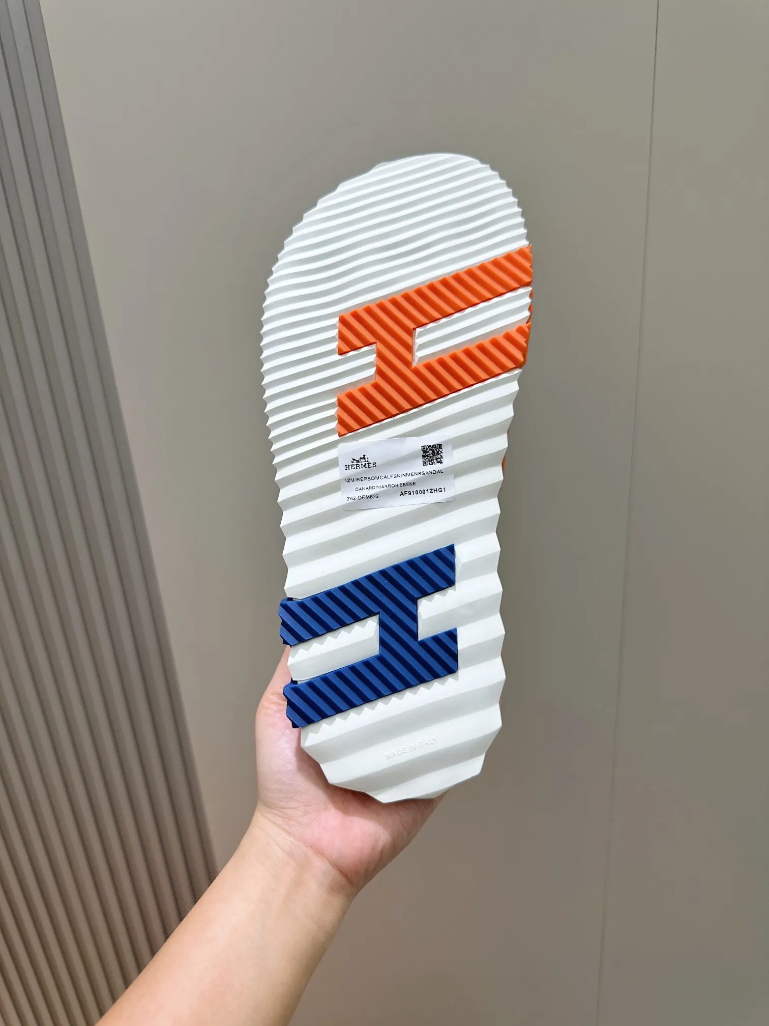 Factory price: 360💰Hermès [HERMÈS] Top Herme*H Home Hermès Men's Sandals and Slippers-Original Reproduction. Purchase the original version and make it one to one. The outsole is privately molded. The color of the outsole corresponding to each color is the same as the original version. Come to those who know the stuff 💪 The ultra-light soles are designed in contrasting colors, and they feel so comfortable on your feet! Calfskin, cowhide feet, private model outsole. Size: 39-44 (customized at 38.45)